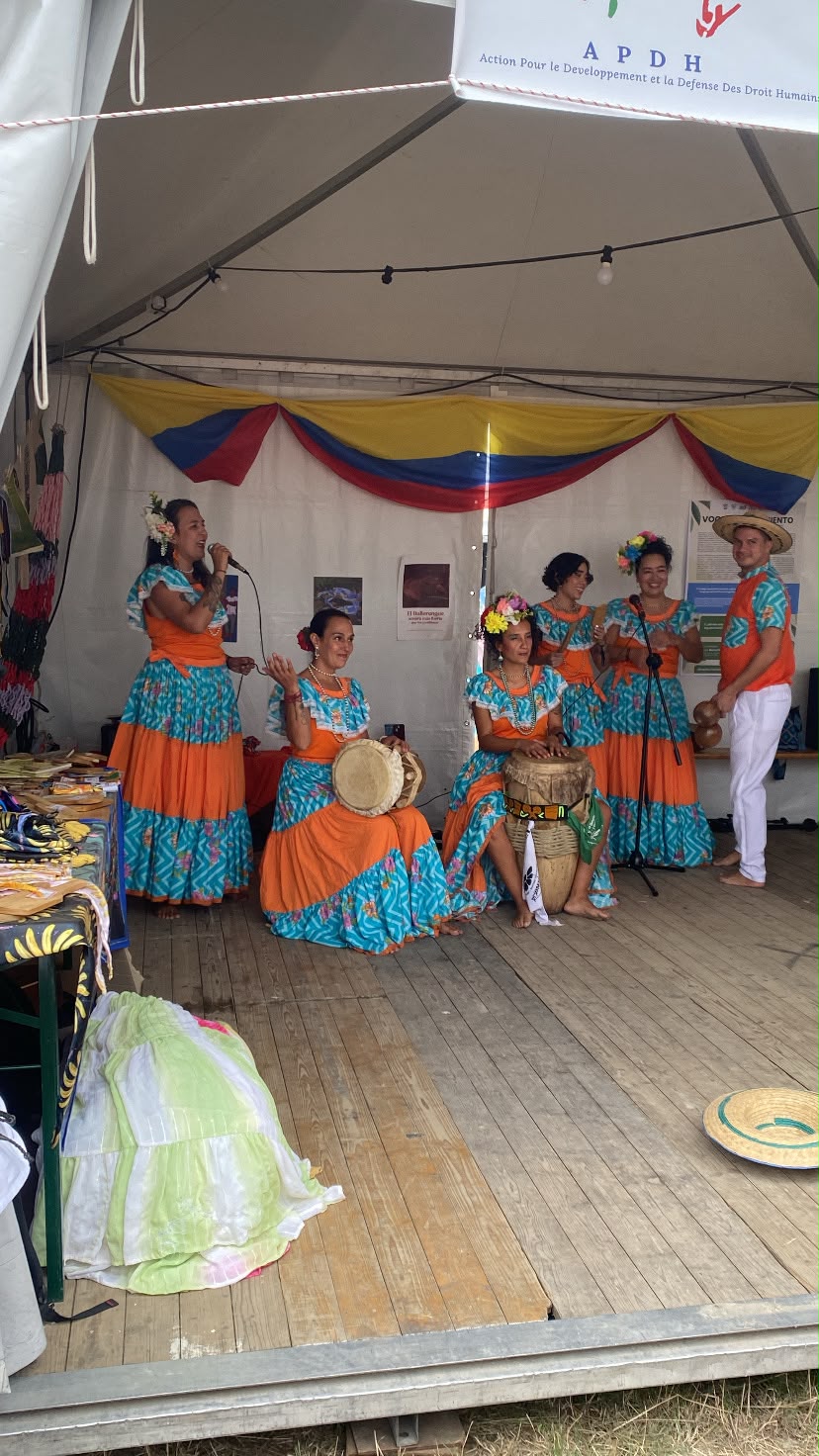 Stand de APDH Colombie e ILSA - Afiche oficial y actividades
